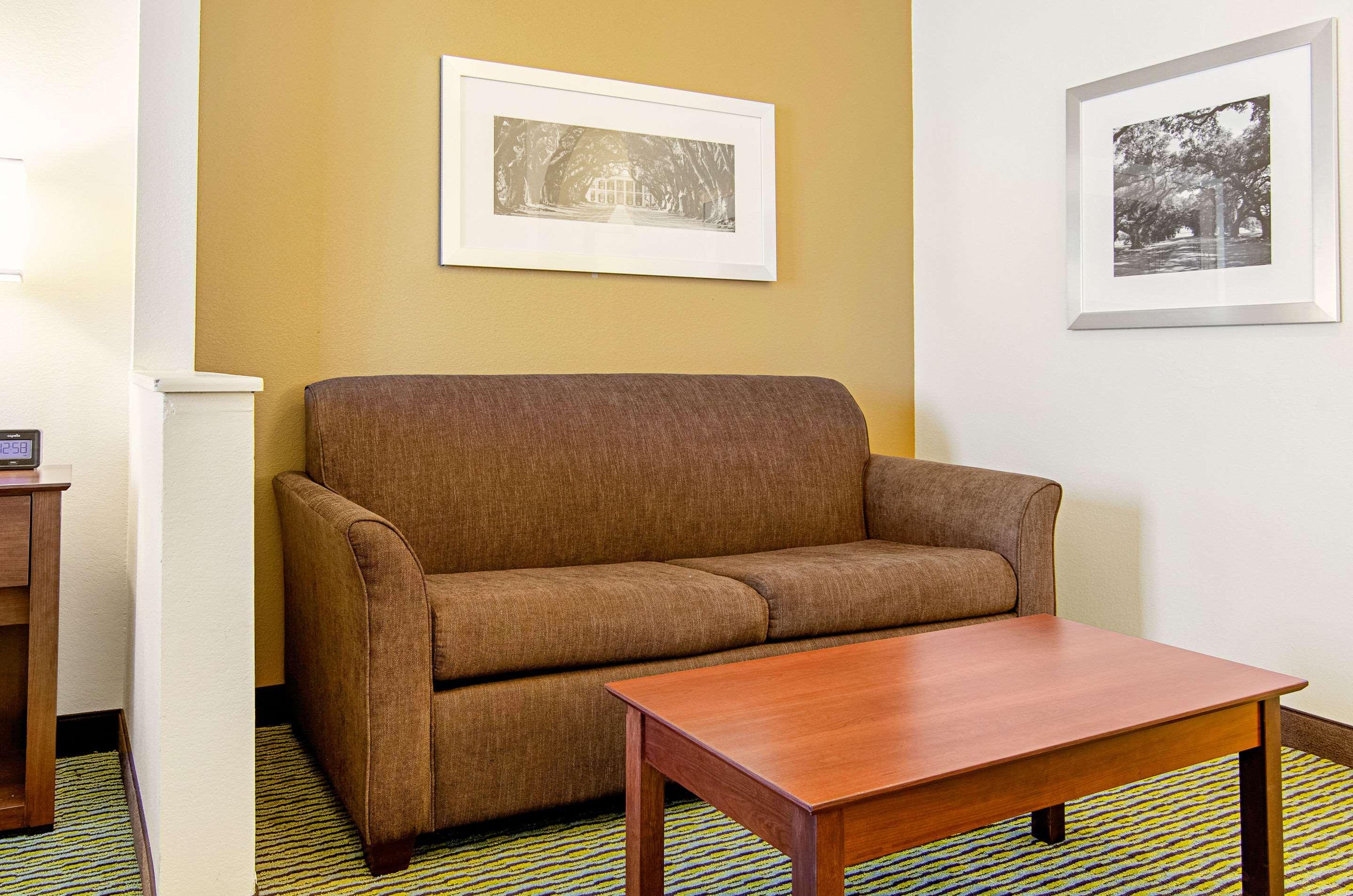 Quality Inn & Suites Near Tanger Outlet Mall Gonzales Kültér fotó