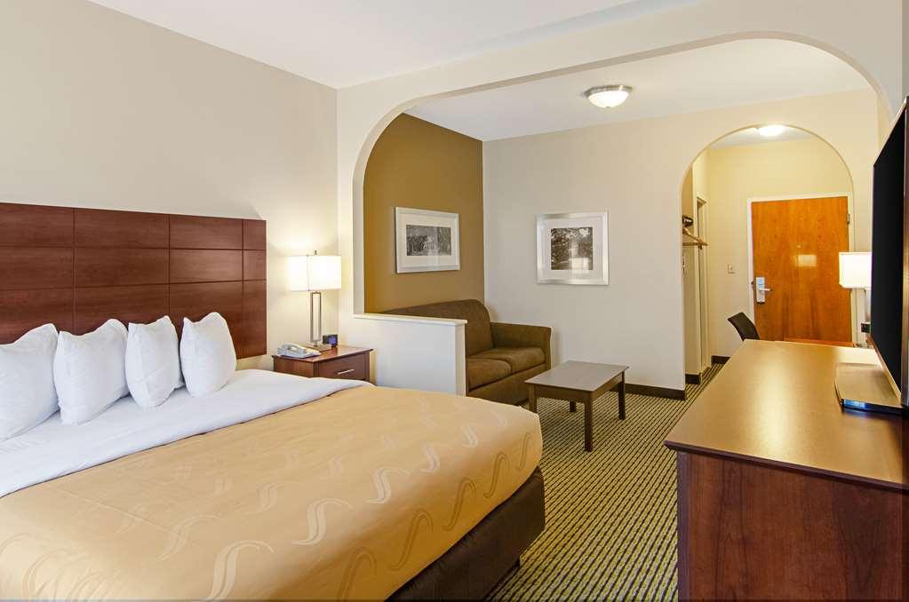 Quality Inn & Suites Near Tanger Outlet Mall Gonzales Szoba fotó