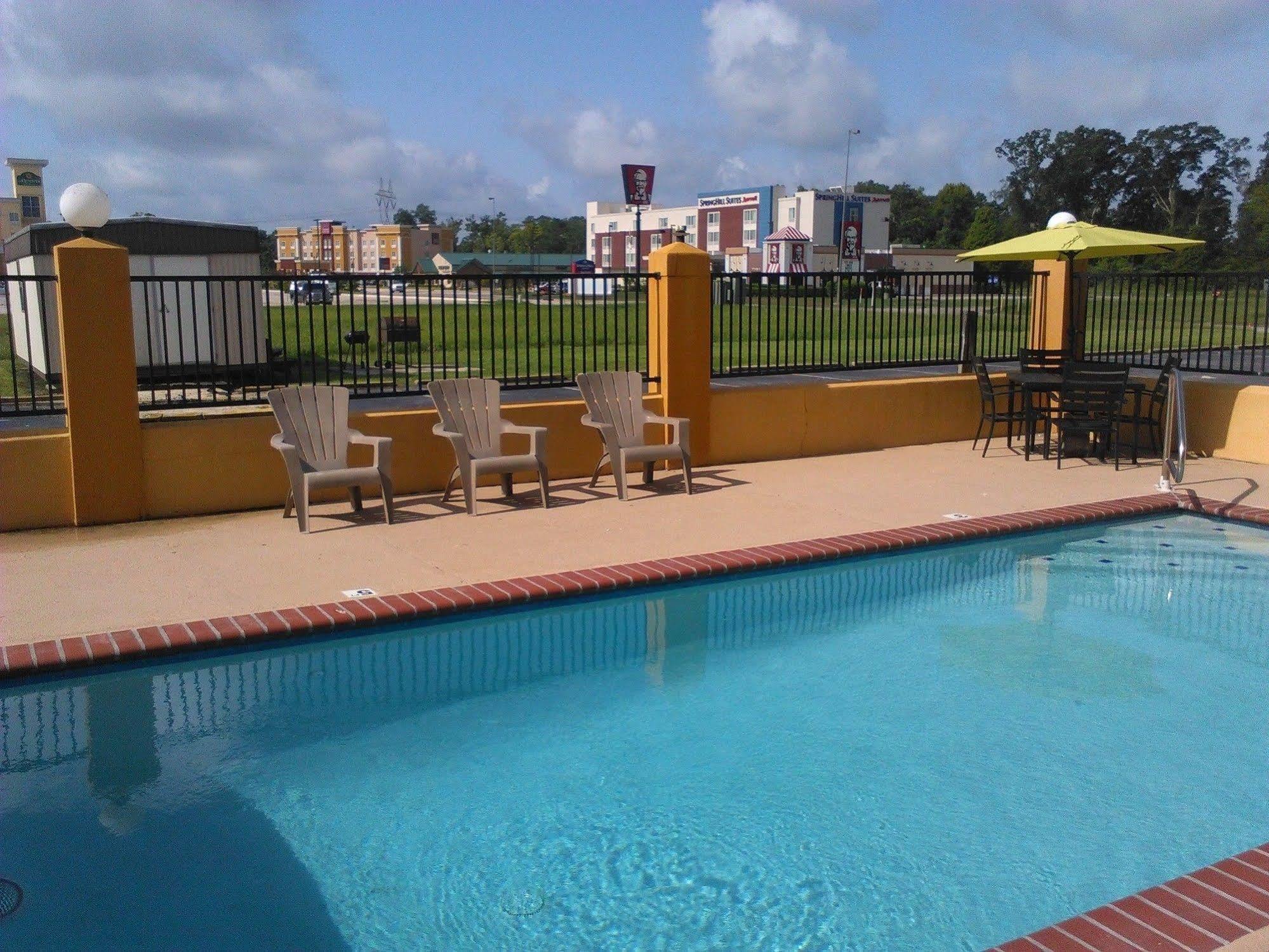 Quality Inn & Suites Near Tanger Outlet Mall Gonzales Kültér fotó